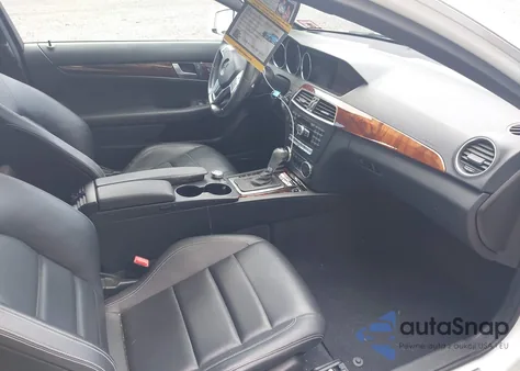 2013 Mercedes-Benz C 250 z USA, uszkodzony, nr VIN WDDGJ4HB0DG045452